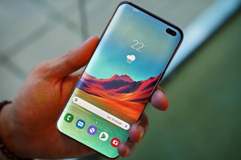 Samsung Galaxy S10 упал в цене до рекордного минимума