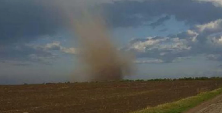 Мощный смерч обрушился на Кировоградскую область: появилось видео - today.ua