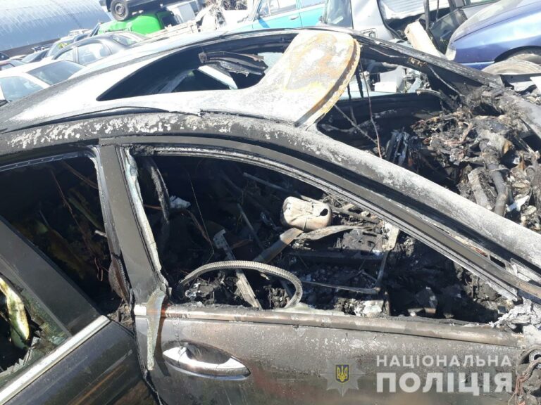 Озброєний водій під Києвом потрапив у ДТП на авто з підробленими номерами - today.ua