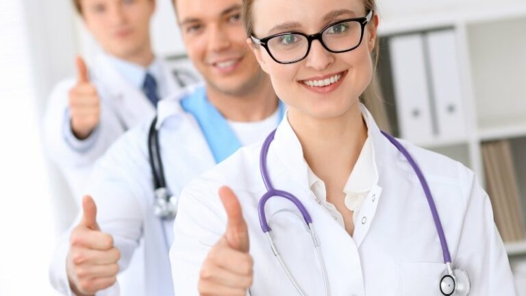 Зарплати медиків зросли на 30%: стало відомо, скільки отримують лікарі та медсестри  - today.ua