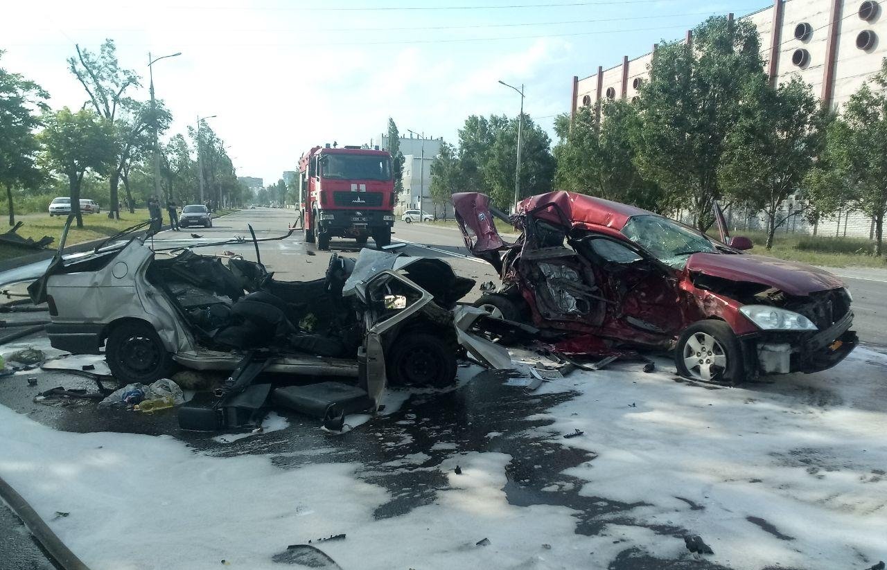 У Дніпрі сталася жахлива ДТП: загинуло троє людей, серед яких неповнолітній