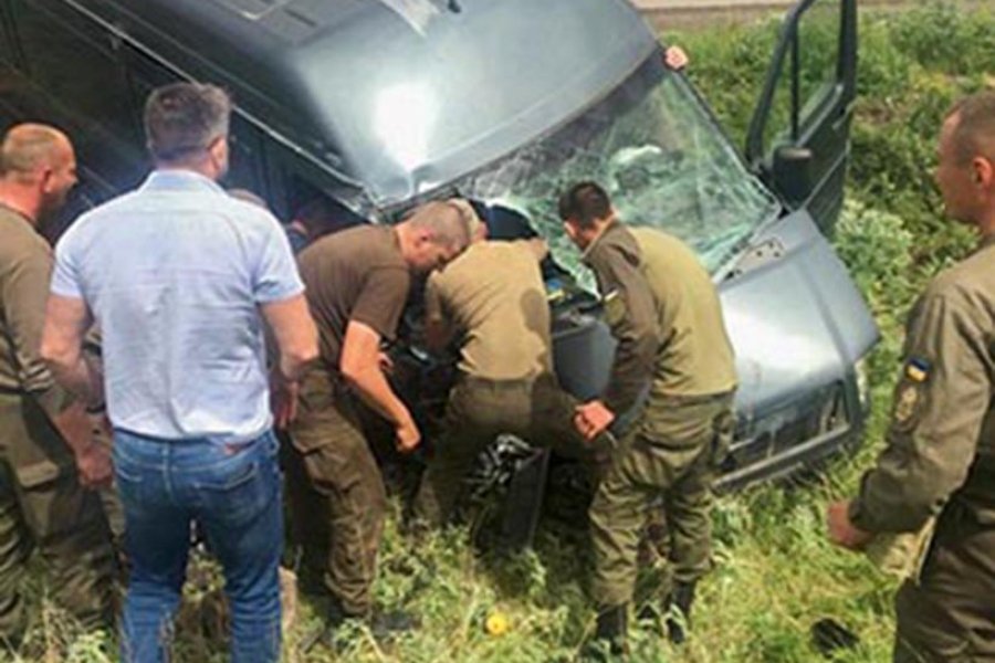 Нацгвардейцы, возвращавшиеся из зоны ООС, спасли граждан, попавших в ДТП