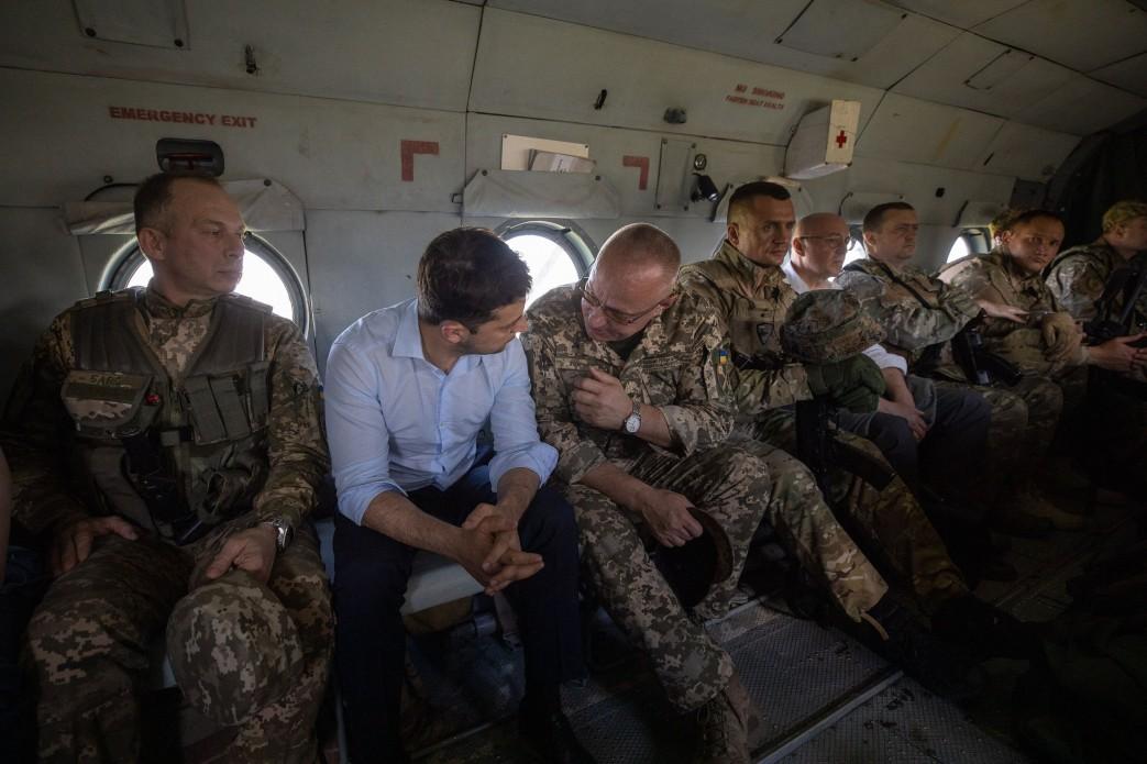 Зеленський вперше в ролі президента побував на Донбасі