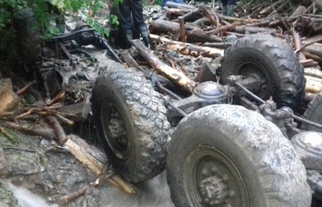На Закарпатье грузовик упал в реку: погибли 5 человек - today.ua