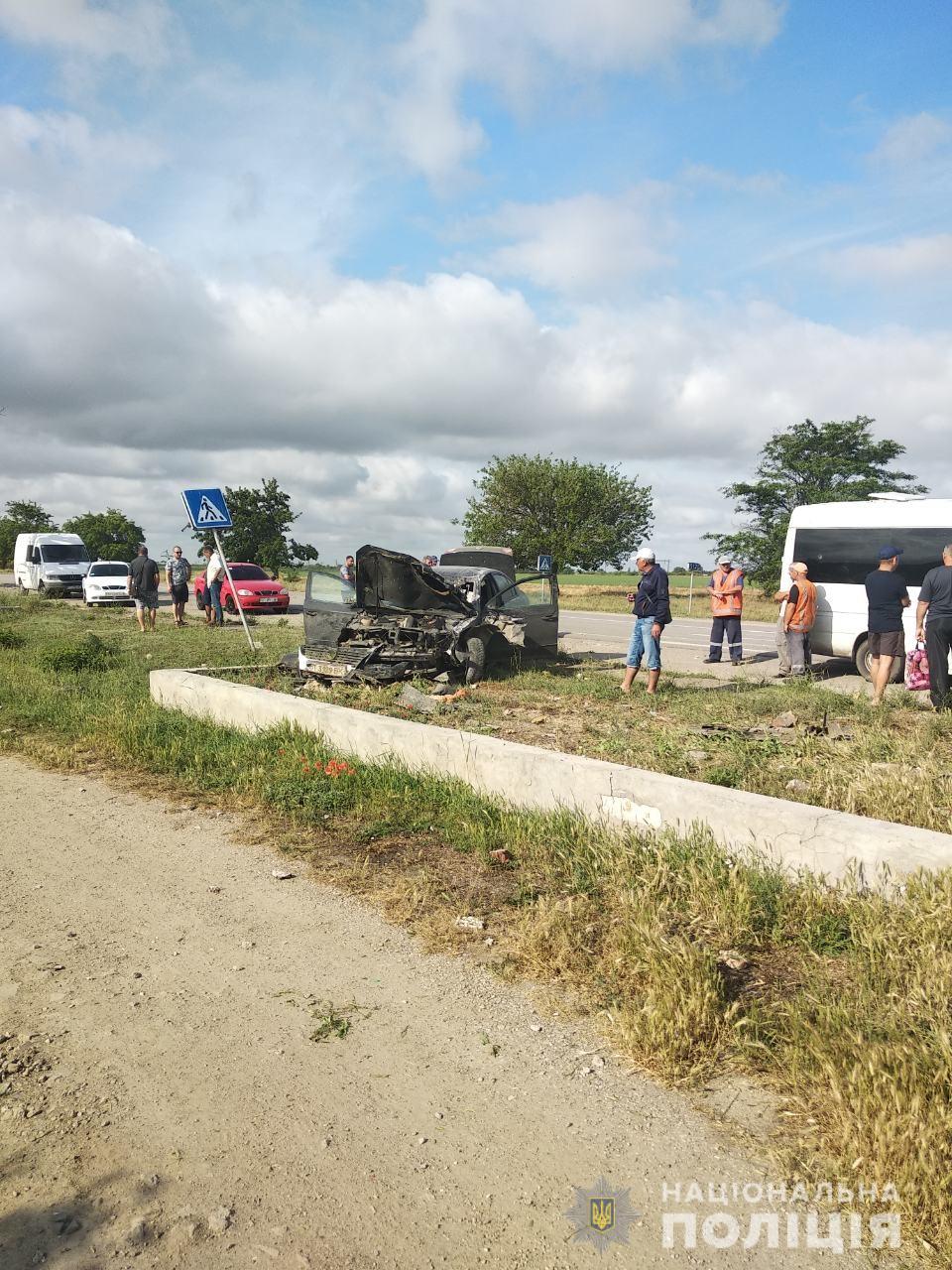 На Херсонщине в результате ДТП водитель вылетел на остановку: погибли два человека