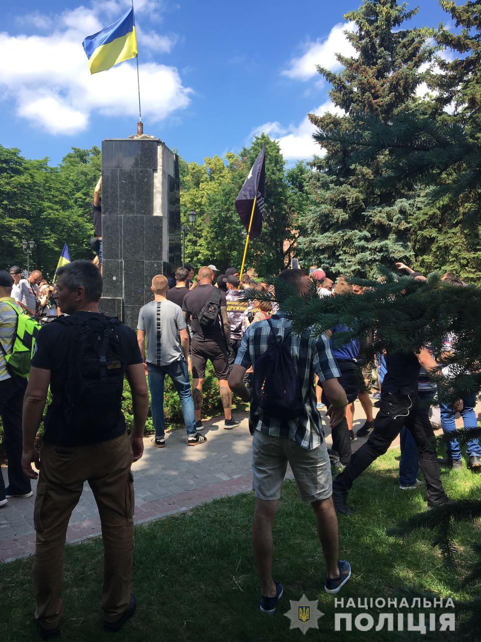 Полиция открыла дело за свержение памятника Жукову в Харькове