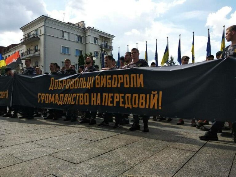 Под АП прошел митинг: активисты потребовали предоставить украинское гражданство иностранцам-добровольцам - today.ua
