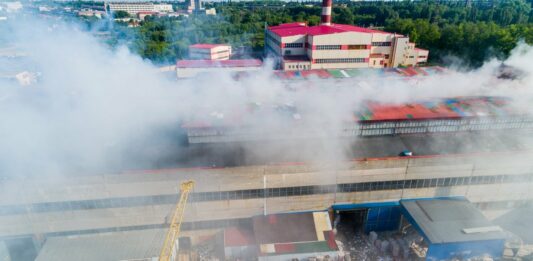 В Днепре пылает завод по изготовлению туалетной бумаги - today.ua