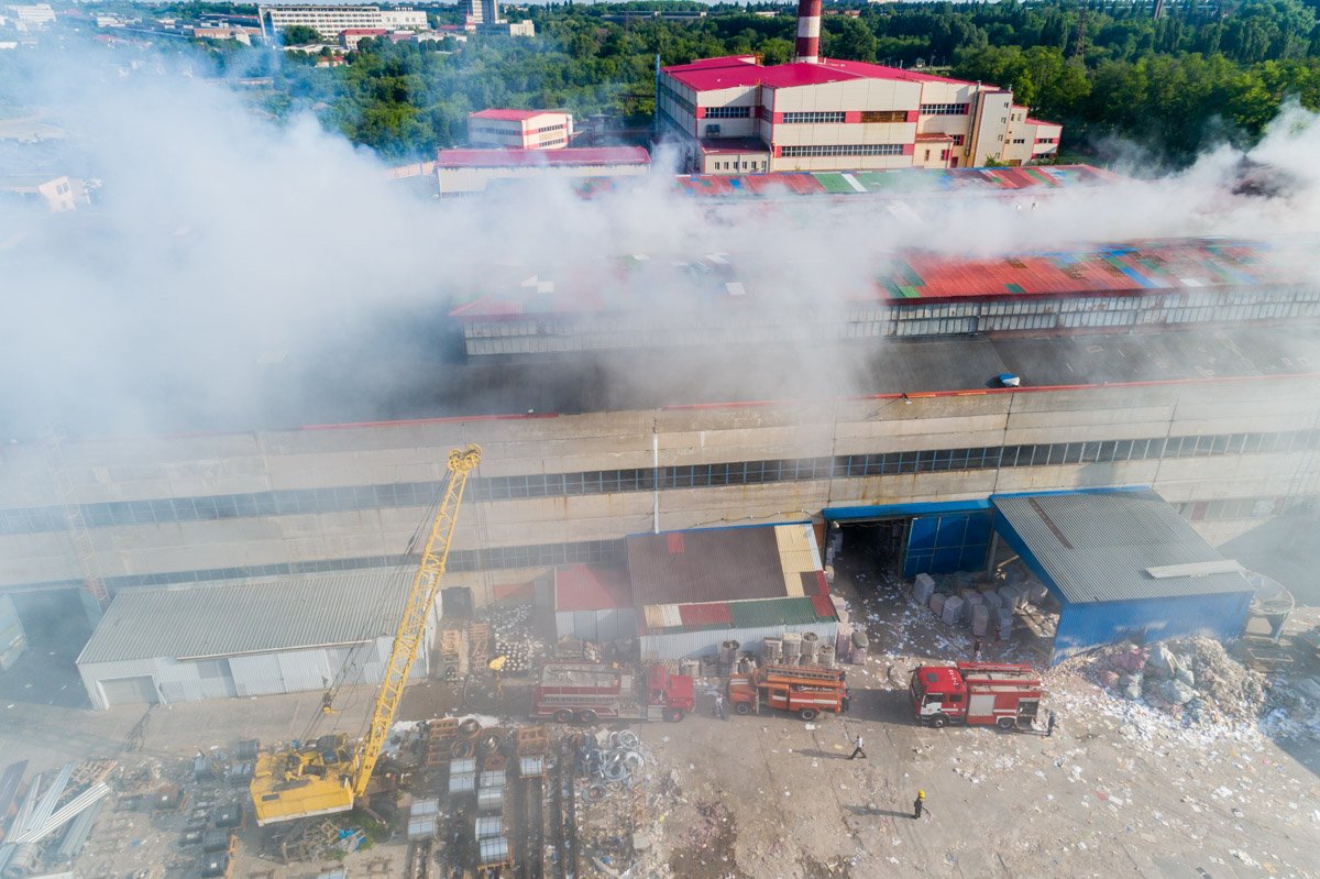 У Дніпрі палає завод по виготовленню туалетного паперу