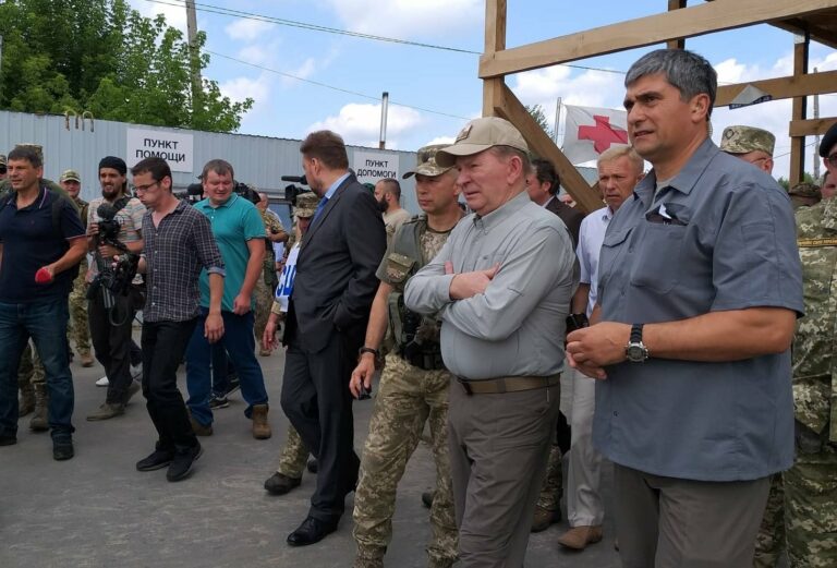 Кучма спостерігав, як біля Станиці Луганської розбирали бліндажі ЗСУ - today.ua