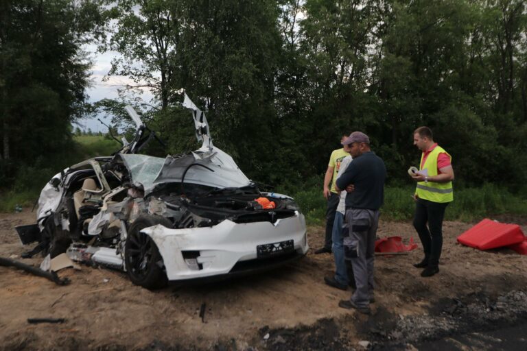 Tesla під Києвом потрапив у смертельне ДТП: опубліковано фото - today.ua