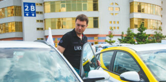 Володимир Омелян протестував електромобіль Hyundai Kona - today.ua