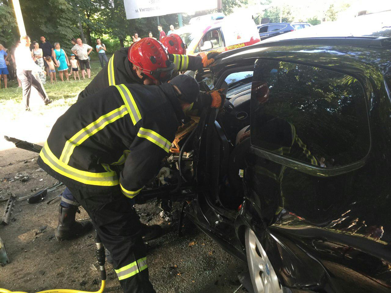 В Ужгороде водитель Porsche Cayenne столкнулась с Ford: есть пострадавшие