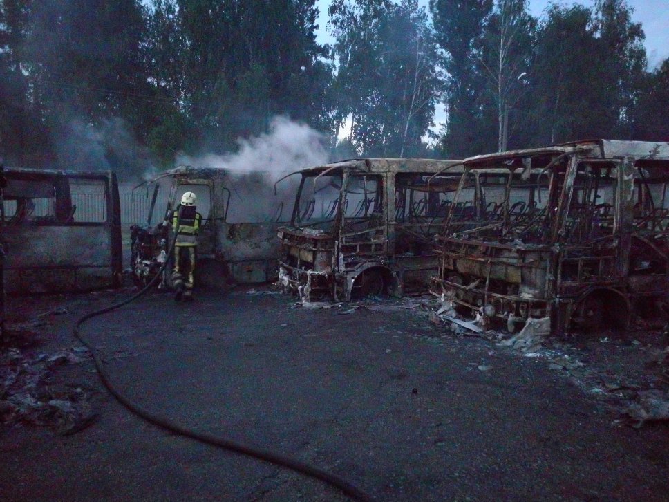 Під Києвом вночі згорів автобусний автопарк: опубліковані фото