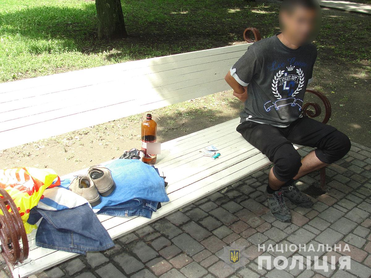 В Полтаве нетрезвый мужчина разгуливал по парку с гранатой