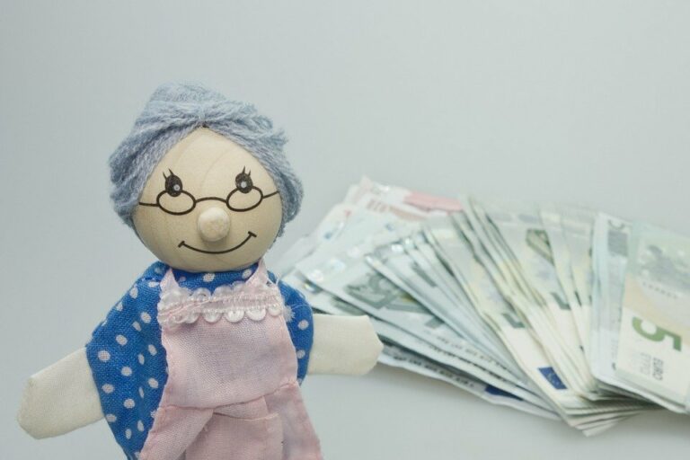 “Ощадбанк“ будет доставлять на дом пенсии отдельным категориям украинцев - today.ua