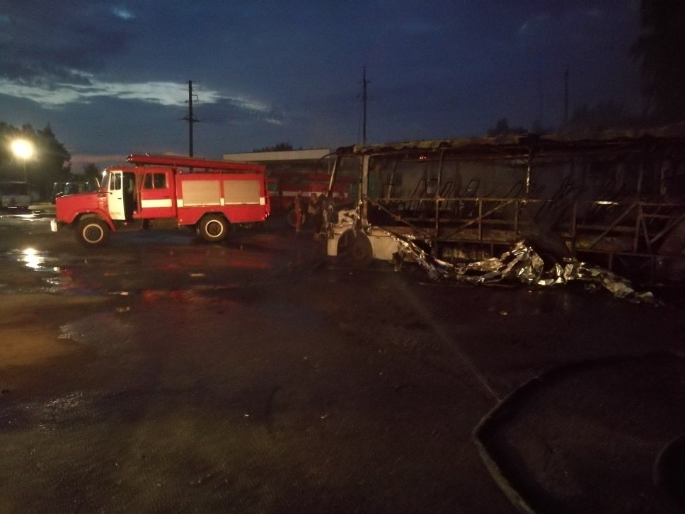 Під Києвом вночі згорів автобусний автопарк: опубліковані фото - today.ua