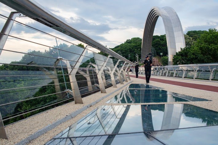 “Мост Кличко“ в Киеве защитят от вандалов супербронированным стеклом - today.ua