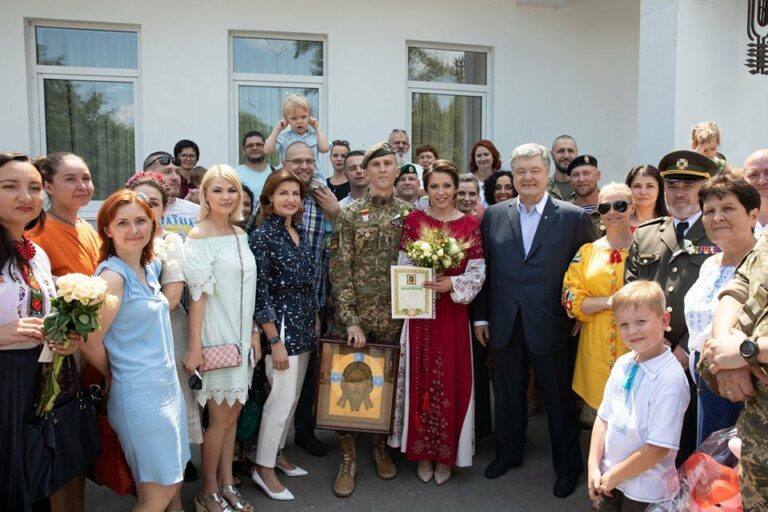 Порошенко погулял на свадьбе известного добровольца: появились фото - today.ua