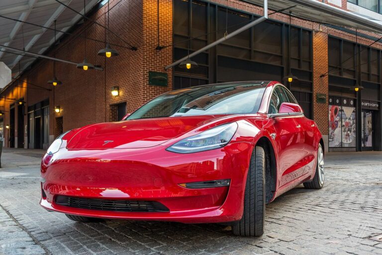 Tesla розпродає старі авто з чотирирічною гарантією  - today.ua