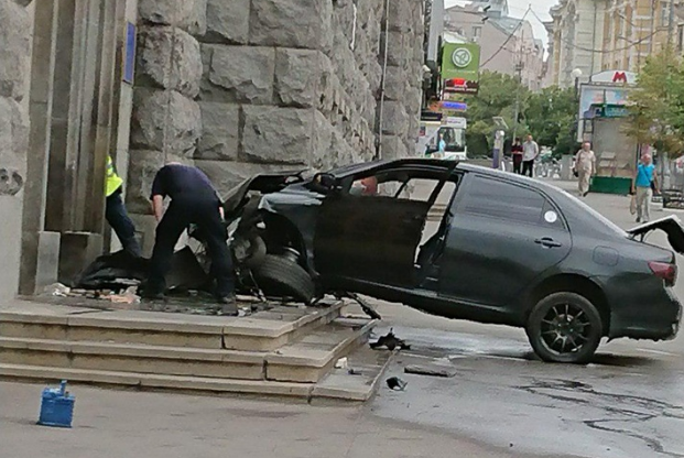 В Харькове Toyota таранила здание горсовета: появилось видео - today.ua