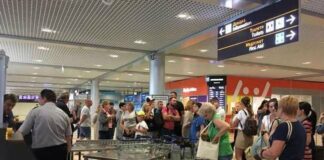 Скандал в аэропорту “Борисполь“: пассажири заблокировали терминал из-за задержки рейса  - today.ua