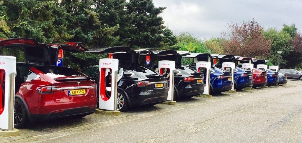 Tesla обмежила зарядку батарей до 80%: названо причину - today.ua