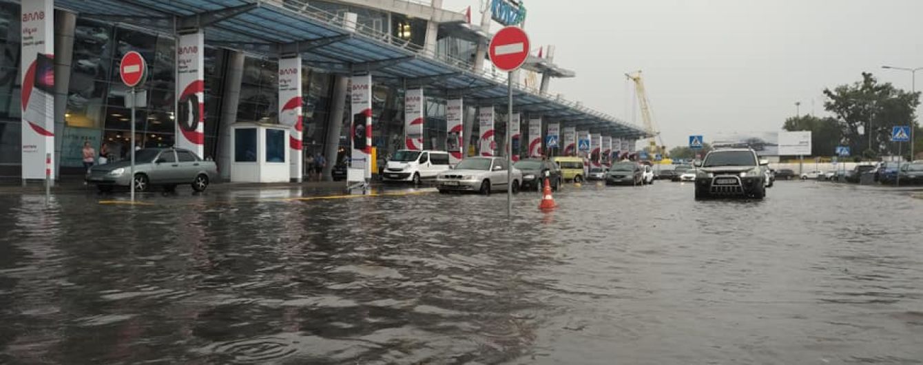 Киев накрыл ливень с грозой: повалены деревья и затоплены улицы