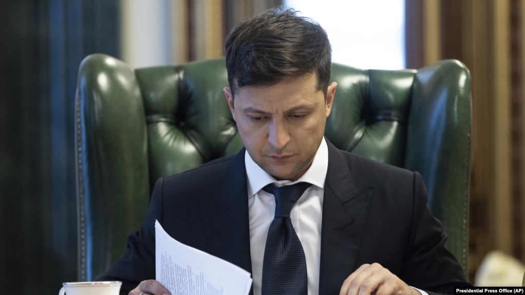 Зеленський показав свій кабінет на Банковій: опубліковано відео