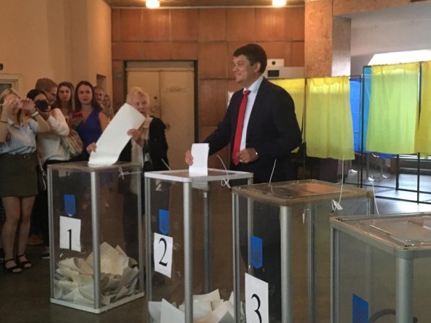 “Голосуют за себя“: появились первые фото кандидатов в депутаты на избирательных участках
