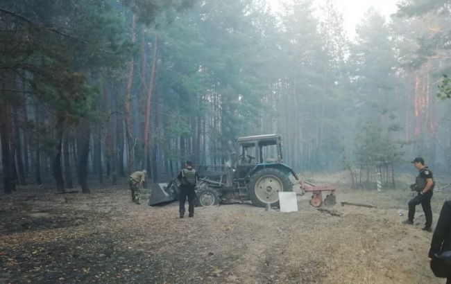 На Донбассе горит заминированный лес: от взрыва тракторист получил контузию и ранения - today.ua