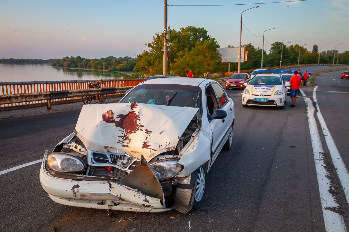 У Дніпрі п'яний водій влетів в Chery: постраждала дівчина