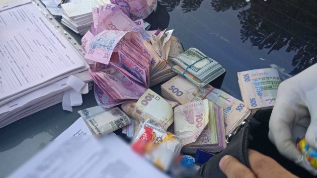 По 50 тысяч грн за смену: на Донбассе разоблачили полицейского-взяточника - today.ua