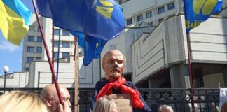 Митинг под КСУ: между активистами начались столкновения, ломают флаги - today.ua