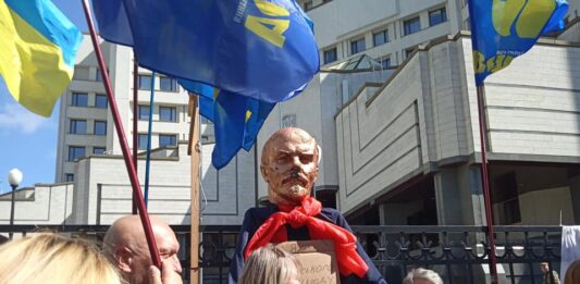 Митинг под КСУ: между активистами начались столкновения, ломают флаги - today.ua