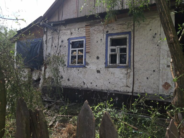 Террористы снова стреляют по мирному населению: разрушено 7 домов - today.ua