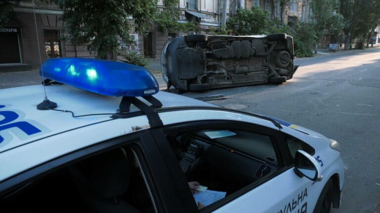У Херсоні авто, що везло бюлетені до окружної комісії, потрапило в ДТП: є постраждалі - today.ua