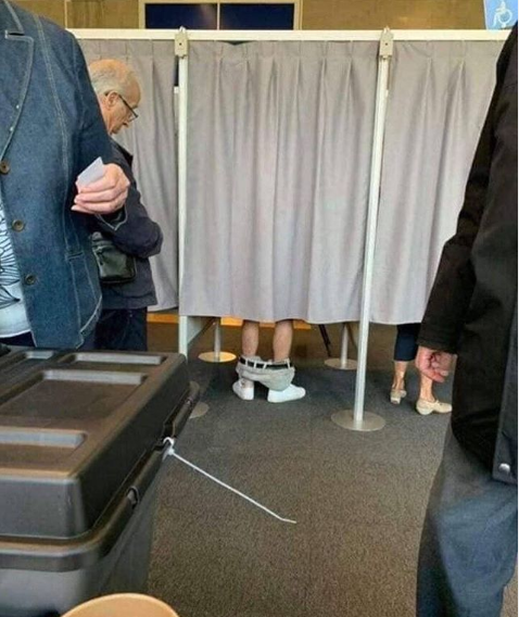“Голосував без штанів“: у мережі з'явилося фото незвичайного виборця