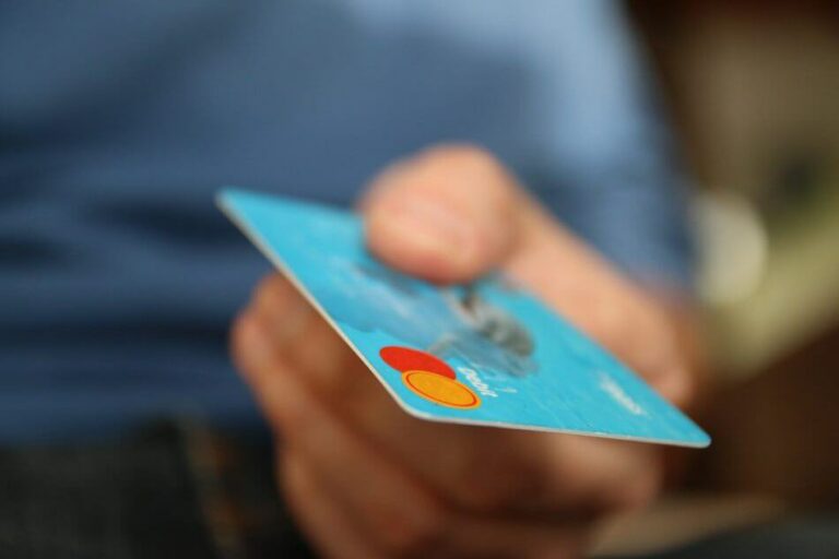 “Припиняйте свинство!“: ПриватБанк нараховує клієнтам непрохані кредитні ліміти  - today.ua