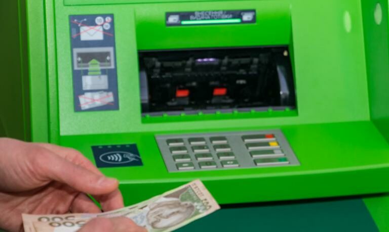 “Грошей не чекайте“: ПриватБанк оскандалився через збій у роботі терміналу  - today.ua
