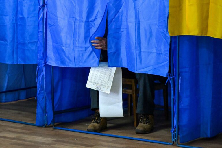 “Голосував без штанів“: у мережі з'явилося фото незвичайного виборця - today.ua