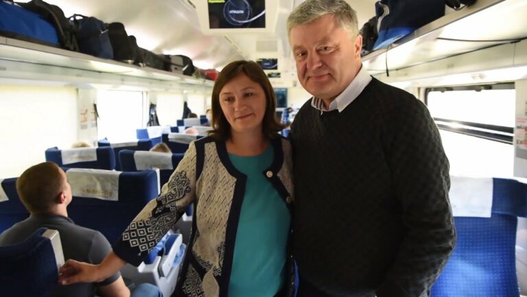 Порошенко получил наставления от “простой учительницы“ в поезде “Интерсити“ - today.ua