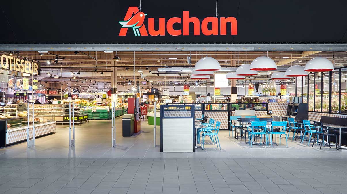 “Ашан“ частично прекращает поставки товаров в Россию: как будут работать магазины