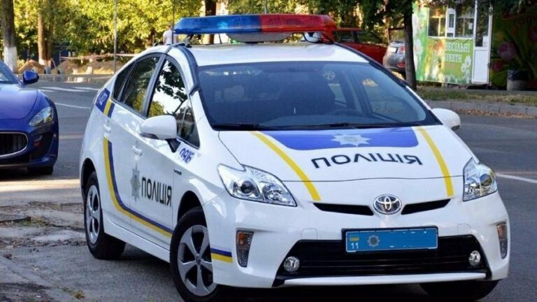 Використовували замість таксі: Викликали копів і викрали поліцейське авто - today.ua