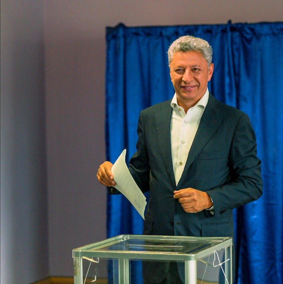 “Голосуют за себя“: появились первые фото кандидатов в депутаты на избирательных участках