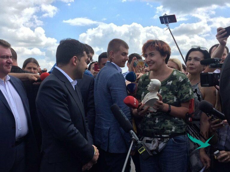 “Це жах! Приберіть!“: Зеленський відмовився прийняти у подарунок бюст зі своїм зображенням  - today.ua