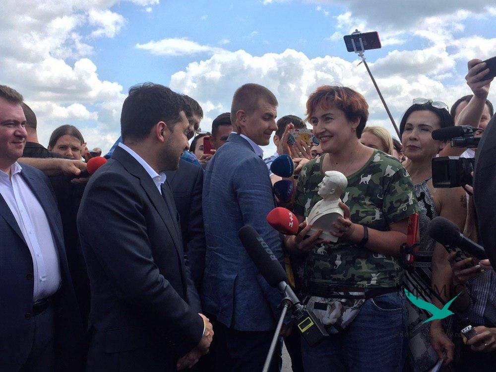 "Це жах! Приберіть!": Зеленський відмовився прийняти у подарунок бюст зі своїм зображенням