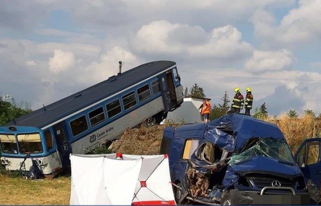 “Не успел проскочить“: автобус с украинскими заробитчанами сбил поезд - today.ua