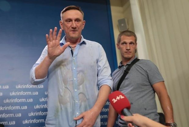 "Назвал украинский паспорт тряпкой": в Киеве мэра забросали яйцами с криками "Позор"