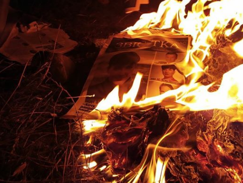 Психанула: Після фіаско на виборах Савченко спалила свої агітматеріали
